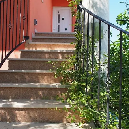 בית נופש Nada With Garden, 80m From The