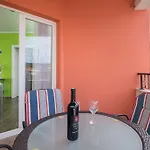 Vakantiehuis Nada With Garden, 80m From The