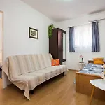 Vakantiehuis Nada With Garden, 80m From The