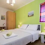 Vakantiehuis Nada With Garden, 80m From The Vinišće